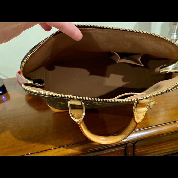 Authentic LOUIS VUITTON Monogram Alma - Picture 5 of 7